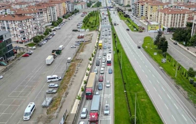 Karadeniz yolunda bayram yoğunluğu havadan g&ouml;r&uuml;nt&uuml;lendi
