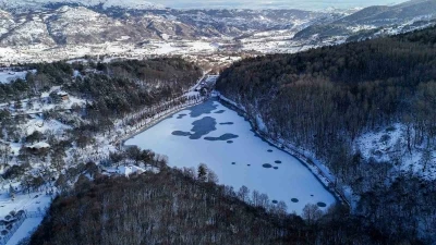 Karag&ouml;l Tabiat Parkı beyaza b&uuml;r&uuml;nd&uuml;, g&ouml;l&uuml;n y&uuml;zeyi buz tuttu
