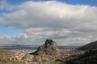 Karahisar Kalesi &uuml;zerinde bulutların dansı eşsiz manzaralar ortaya &ccedil;ıkardı
