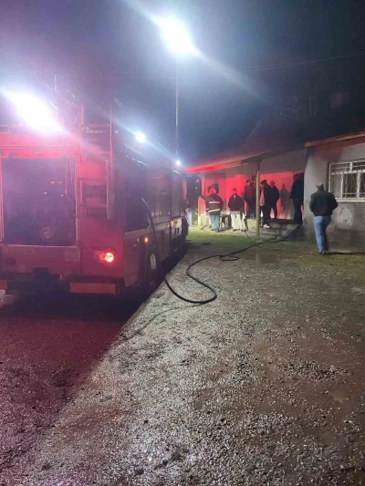 Karako&ccedil;an&rsquo;da r&uuml;zgarın tutuşturduğu bacayı itfaiye ekipleri s&ouml;nd&uuml;rd&uuml;
