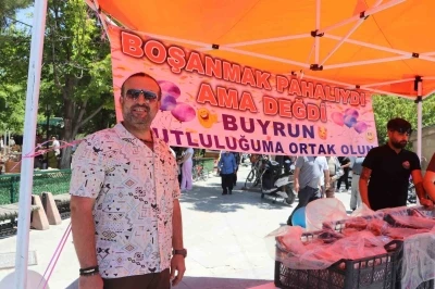 Karaman&rsquo;da 11 yıllık evliliği sona eren gurbet&ccedil;i, lokma dağıtarak boşanmasını kutladı
