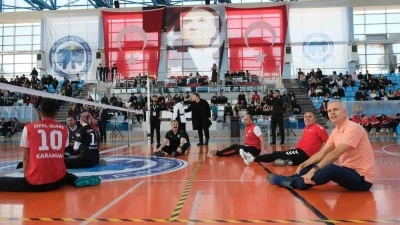 Karaman’da 3 Aralık Dünya Engelliler Günü’nde protokol voleybol oynadı
