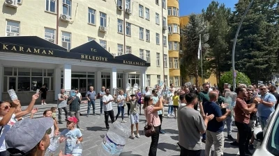 Karaman’da 3 gündür susuz kalan site sakinleri durumu belediye önünde protesto etti
