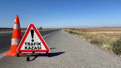 Karaman’da bariyerlere çarpan otomobildeki 3 kişilik aile ölümden döndü
