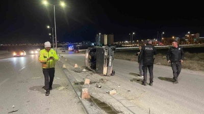 Karaman&rsquo;da beton duba ve aydınlatma direğine &ccedil;arpan otomobil yan yattı: 2 yaralı
