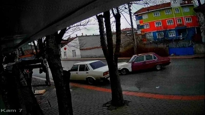 Karaman&rsquo;da bir s&uuml;r&uuml;c&uuml;n&uuml;n park halindeki otomobile aracıyla &ccedil;arparak ka&ccedil;tığı anlar kameraya yansıdı
