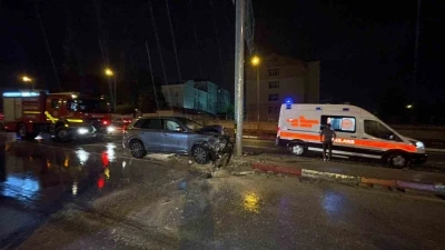 Karaman&rsquo;da cip trafik levhasına &ccedil;arptı: 1 yaralı

