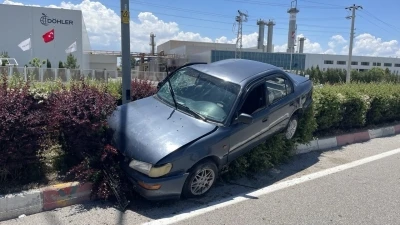 Karaman&rsquo;da cipe arkadan &ccedil;arpan otomobil ref&uuml;je &ccedil;ıktı: 3 yaralı
