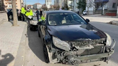 Karaman&rsquo;da ciple otomobil &ccedil;arpıştı: 1 yaralı
