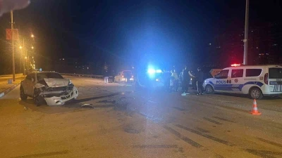 Karaman&rsquo;da ciple otomobil &ccedil;arpıştı: 4 yaralı
