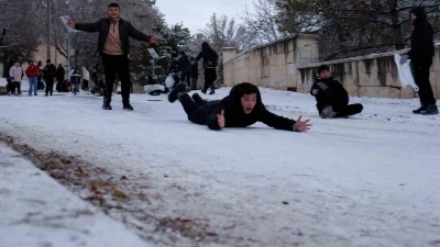 Karaman&rsquo;da &ccedil;ocuklar karın keyfini kayarak &ccedil;ıkardı
