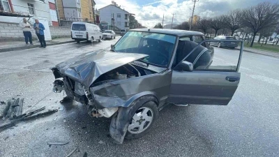 Karaman&rsquo;da g&uuml;venlik kamerasına yansıyan kazada 2 kişi yaralandı

