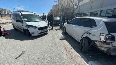 Karaman&rsquo;da hafif ticari ara&ccedil; park halindeki otomobillere &ccedil;arptı: 1 yaralı
