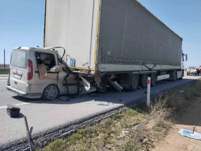 Karaman&rsquo;da hafif ticari ara&ccedil; tırın dorsesine ok gibi saplandı: 1 ağır yaralı
