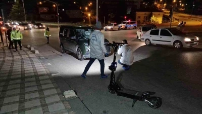 Karaman&rsquo;da hafif ticari ara&ccedil;la scooter &ccedil;arpıştı: 1 ağır yaralı
