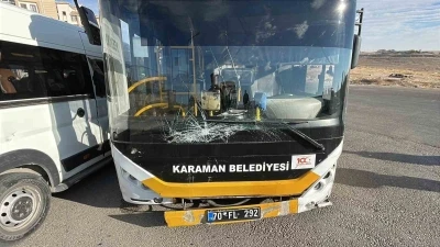 Karaman’da halk otobüsü ile okul servisi çarpıştı: 2 yaralı
