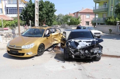 Karaman&rsquo;da iki otomobilin &ccedil;arpıştığı kazada 3 kişi yaralandı: Kaza anı kameraya yansıdı
