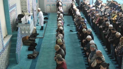 Karaman&rsquo;da ilk teravih namazında camiler doldu taştı
