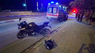 Karaman&rsquo;da kaldırımı aşarak karşı şeride ge&ccedil;en motosikletin s&uuml;r&uuml;c&uuml;s&uuml; &ouml;l&uuml;mden d&ouml;nd&uuml;
