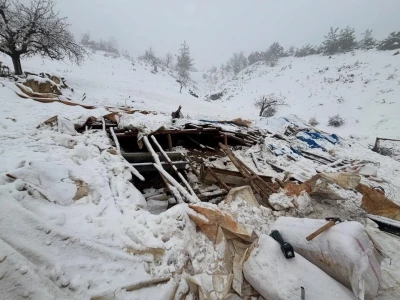 Karaman&rsquo;da karın ağırlığına dayanamayan ahırın &ccedil;atısı &ccedil;&ouml;kt&uuml;
