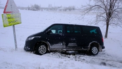 Karaman&rsquo;da karlı yolda kontrolden &ccedil;ıkan minib&uuml;s şarampole indi
