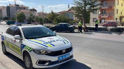 Karaman’da karşı şeride geçen otomobilin tekeri koptu
