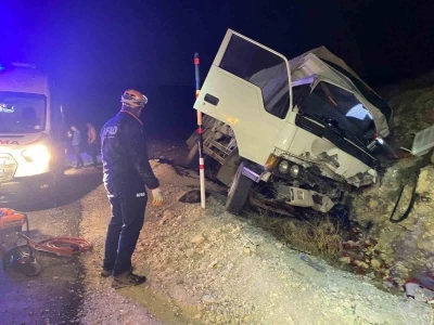 Karaman’da kontrolden çıkan kamyonet kayalıklara çarptı: 1 yaralı
