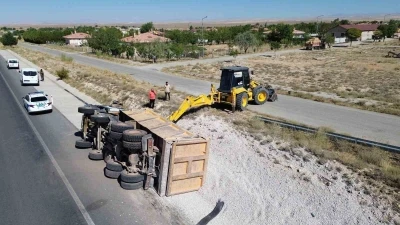 Karaman’da kontrolden çıkan mıcır yüklü kamyon devrildi: 1 yaralı
