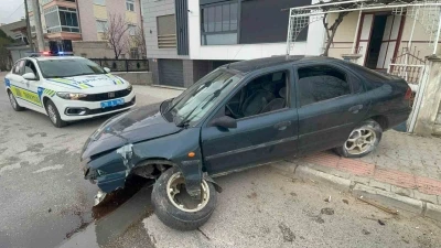 Karaman&rsquo;da kontrolden &ccedil;ıkan otomobil kaldırıma &ccedil;ıktı
