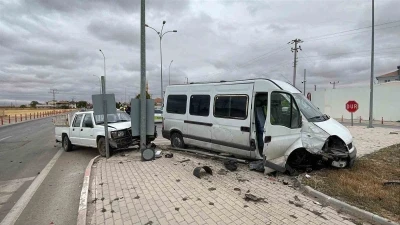 Karaman’da minibüs ile kamyonetin çarpıştığı kaza kamerada: 1 yaralı

