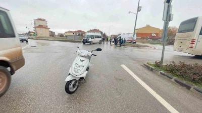 Karaman&rsquo;da minib&uuml;sle motosiklet &ccedil;arpıştı: 1 yaralı
