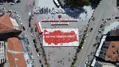 Karaman&rsquo;da &ouml;ğrencilerden "Y&uuml;r&uuml;yen S&ouml;zl&uuml;k" g&ouml;sterisi
