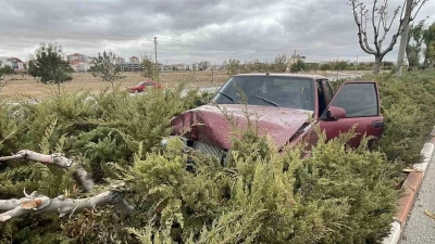 Karaman’da otomobil refüje çıktı: 2 yaralı

