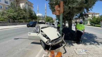 Karaman&rsquo;da otomobil trafik lambasına &ccedil;arptı: 1 yaralı
