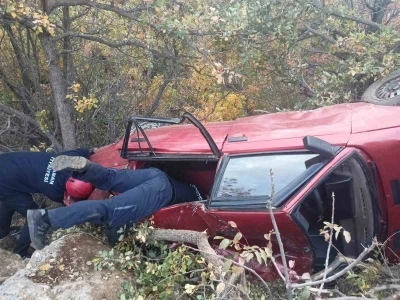 Karaman’da otomobil uçuruma yuvarlandı: 3 yaralı
