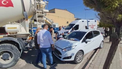 Karaman’da otomobilin beton mikserine çarptığı kaza kamerada: 1 yaralı
