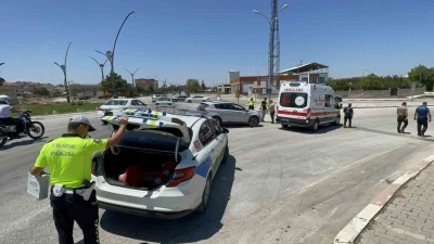 Karaman&rsquo;da otomobille &ccedil;arpışan motosikletin s&uuml;r&uuml;c&uuml;s&uuml; yaralandı
