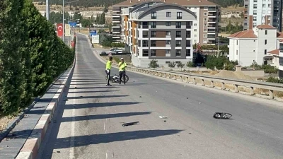 Karaman&rsquo;da otomobille &ccedil;arpışıp devrilen motosikletin s&uuml;r&uuml;c&uuml;s&uuml; yaralandı
