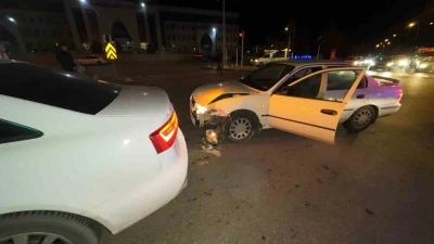 Karaman&rsquo;da otomobiller &ccedil;apıştı: 1 yaralı
