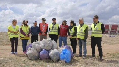 Karaman&rsquo;da "Bug&uuml;n temizle, yarın nefes al" sloganıyla doğaya atılan &ccedil;&ouml;pler toplandı
