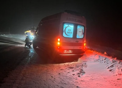 Karaman&rsquo;da sağlık ekibi kar yağışı ve tipiye rağmen diyaliz hastası kadını hastaneye ulaştırdı
