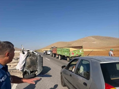 Karaman&rsquo;da trakt&ouml;r&uuml;n r&ouml;morkuna &ccedil;arpan otomobil devrildi: 1 yaralı
