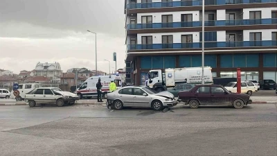 Karaman&rsquo;da &uuml;&ccedil; aracın karıştığı zincirleme kazada 1 kişi yaralandı
