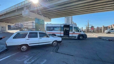 Karaman&rsquo;da yolcu minib&uuml;s&uuml; ile otomobil &ccedil;arpıştı: 2 yaralı
