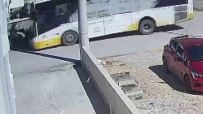 Karaman&rsquo;da yolcu otob&uuml;s&uuml;yle motokurye &ccedil;arpıştı: 1 yaralı
