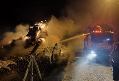 Karapınar&rsquo;da 10 ton saman balyası yandı
