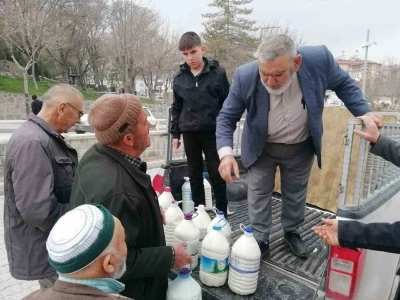 Karapınar&rsquo;da g&ouml;n&uuml;lleri ısıtan dayanışma: 20 ton s&uuml;t&uuml; &uuml;cretsiz dağıttı
