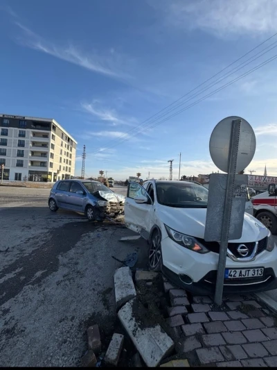 Karapınar&rsquo;da iki ara&ccedil; &ccedil;arpıştı: 3 yaralı
