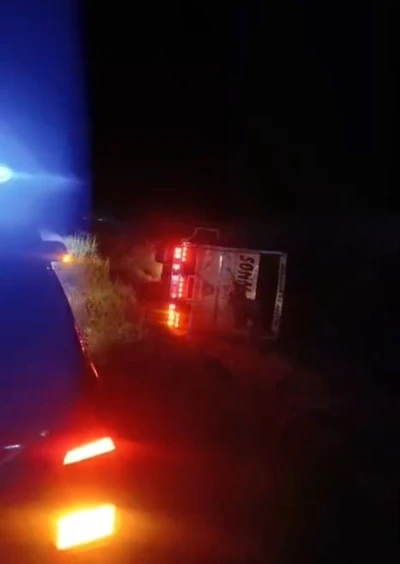 Karapınar&rsquo;da kamyon şarampole devrildi: 2 yaralı
