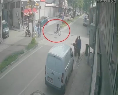 Kararsız bisikletli kazayı getirdi...Ne tarafa gideceğini şaşırınca motosikletliyle &ccedil;arpıştı
